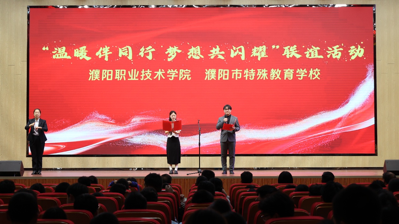 一群人站在台上AI 生成的内容可能不正确。