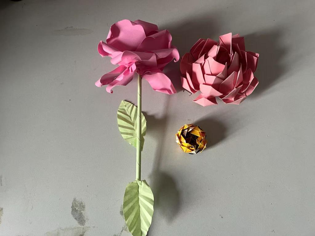 桌子上的粉色花朵AI 生成的内容可能不正确。